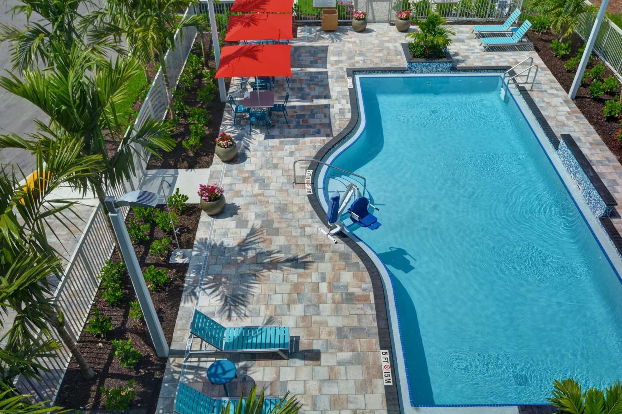 Hotel Home2 By Hilton Naples I-75 Pine Ridge Road 3*